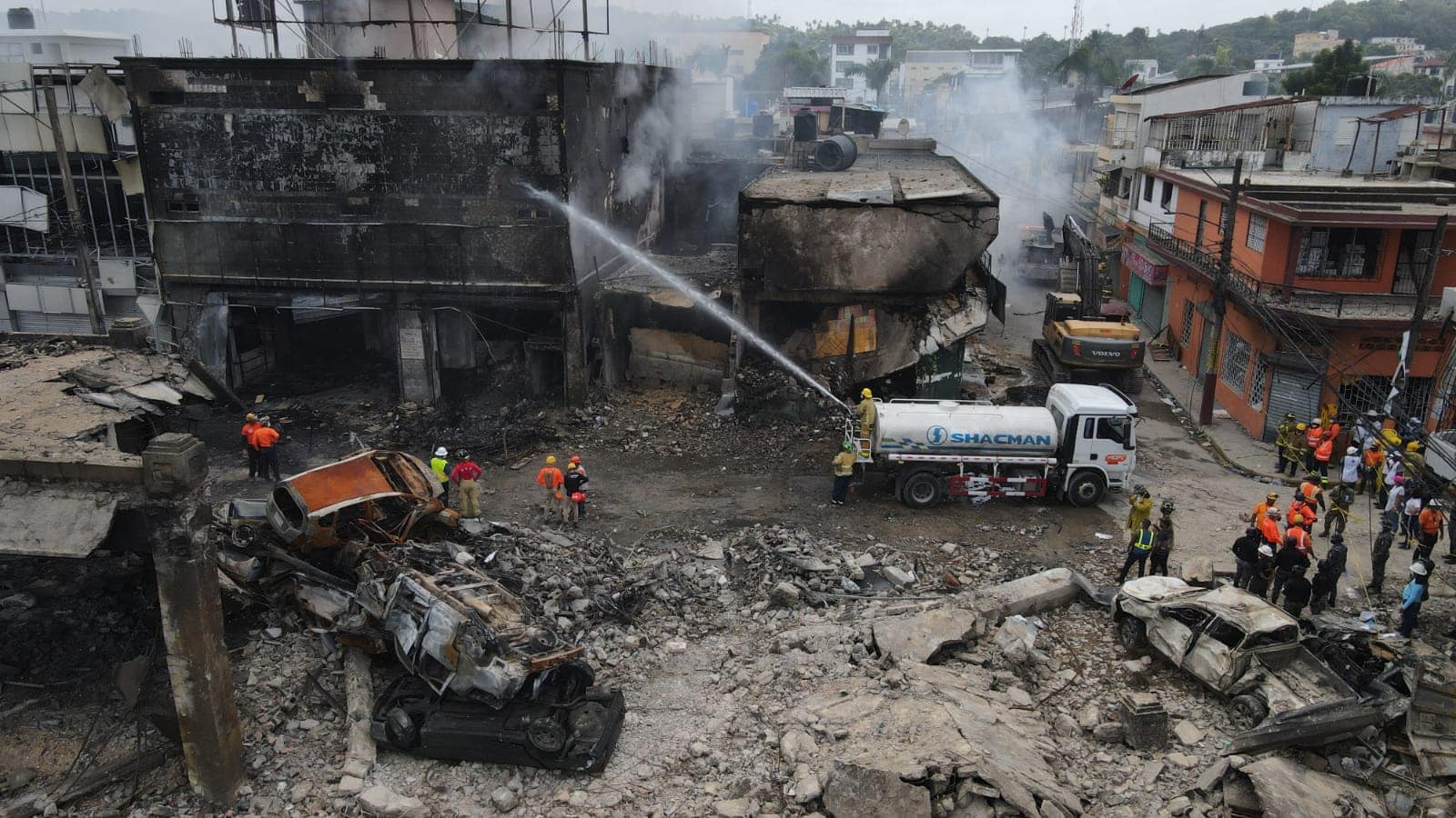 Los bomberos en sus esfuerzos por sofocar el incendio.