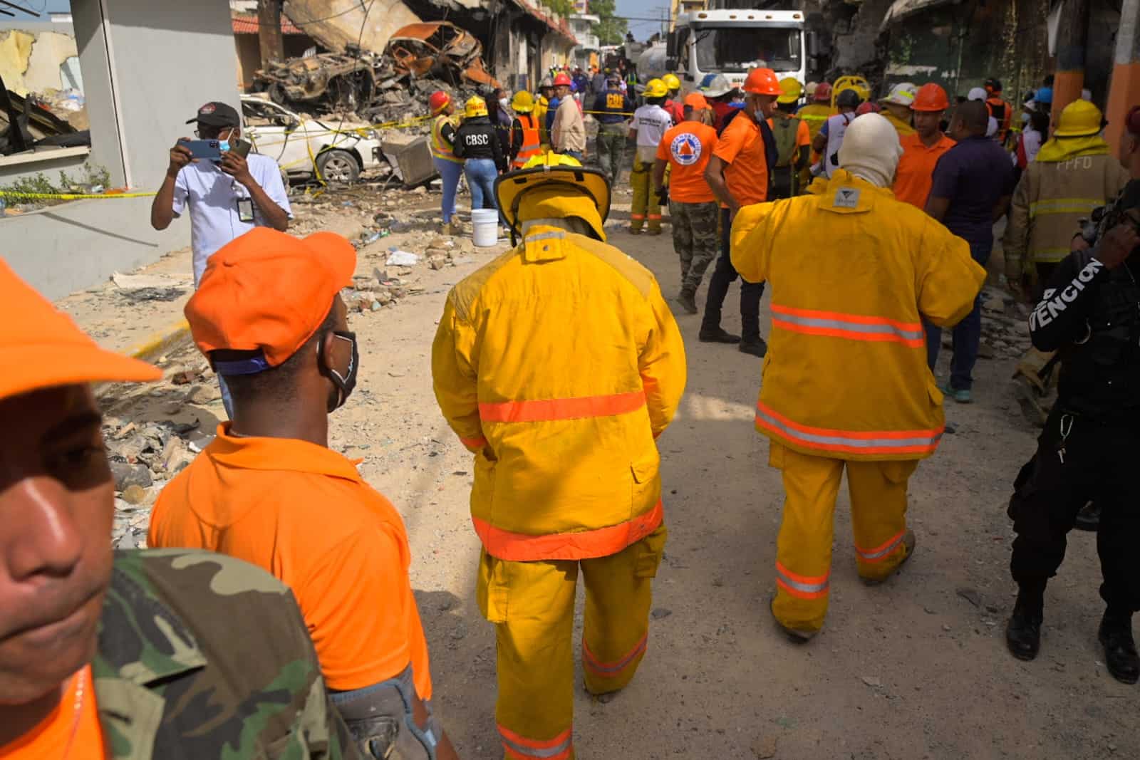 Unidades de bomberos de diversos puntos del país se unieron a las labores de rescate. 