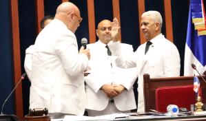 Juramentan a Ricardo de los Santos como presidente del Senado