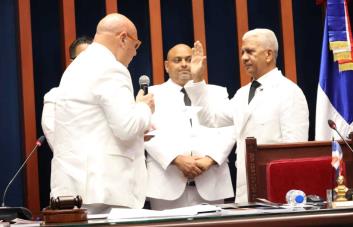 Juramentan a Ricardo de los Santos como presidente del Senado