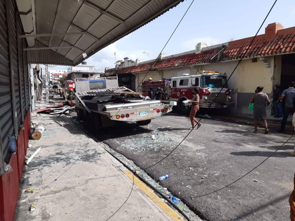 La policía y las demás autoridades ampliaron el perímetro de seguridad.