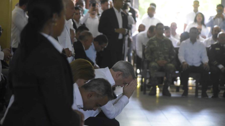 Abinader y funcionarios asisten a misa en memoria de los fallecidos en tragedia en San Cristóbal