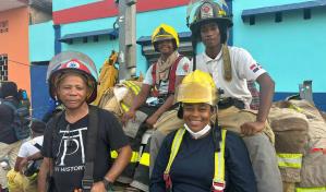 Jóvenes bomberos arriesgan sus vidas entre escombros de explosión en San Cristóbal