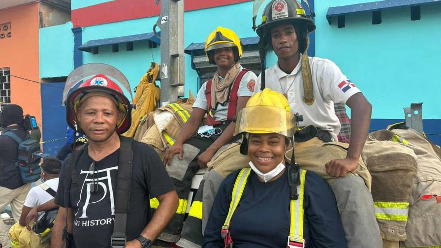 Jóvenes bomberos arriesgan sus vidas entre escombros de explosión en San Cristóbal