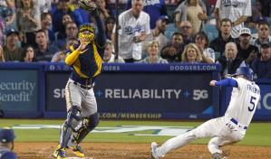 Dos interferencias del receptor ayudan a Dodgers a vencer a Cerveceros 7-1