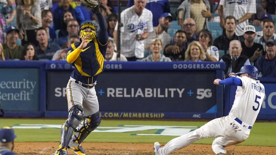 Dos interferencias del receptor ayudan a Dodgers a vencer a Cerveceros 7-1