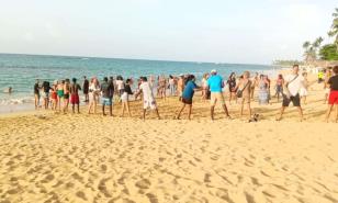 Turistas y comunitarios ayudaron a sofocar incendio en Las Terrenas al formar cadena humana para llevar agua del mar