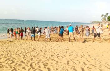 Turistas y comunitarios ayudaron a sofocar incendio en Las Terrenas al formar cadena humana para llevar agua del mar