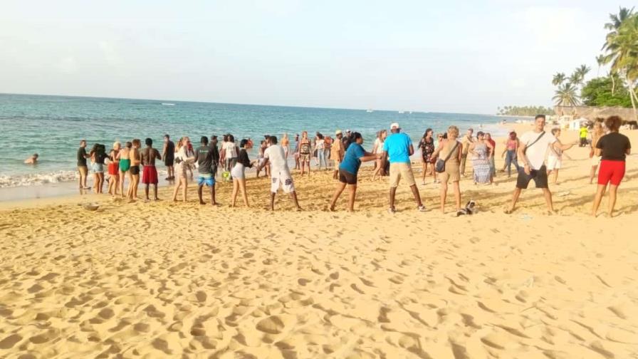 Turistas y comunitarios ayudaron a sofocar incendio en Las Terrenas al formar cadena humana para llevar agua del mar
