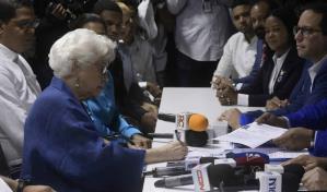 Milagros Ortiz Bosch inscribe la precandidatura presidencial de Luis Abinader en el PRM