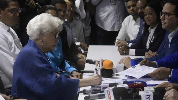 Milagros Ortiz Bosch inscribe la precandidatura presidencial de Luis Abinader en el PRM