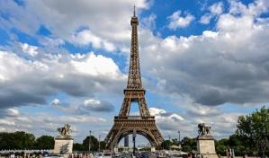 Un hombre salta en paracaídas desde la Torre Eiffel antes de ser detenido