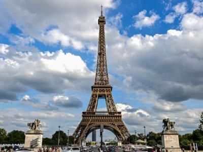 Apresan un hombre tras lanzarse de Torre Eiffel