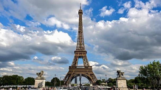 Un hombre salta en paracaídas desde la Torre Eiffel antes de ser detenido