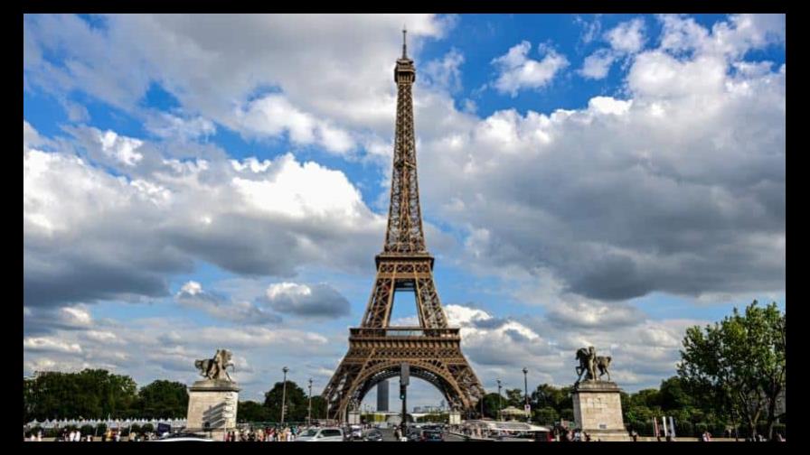 Un hombre salta en paracaídas desde la Torre Eiffel antes de ser detenido