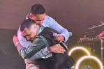 Romeo Santos invitó a Christian Nodal al escenario en su segundo concierto en Ciudad de México