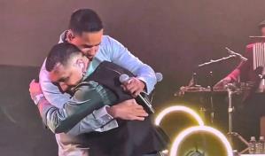 Romeo Santos invitó a Christian Nodal al escenario en su segundo concierto en Ciudad de México