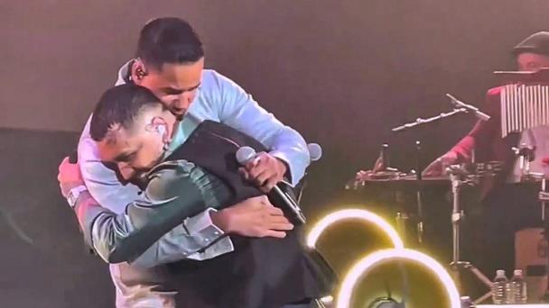 Romeo Santos invitó a Christian Nodal al escenario en su segundo concierto en Ciudad de México