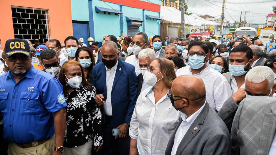 Un grupo de legisladores visita zona de la explosión en San Cristóbal