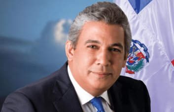 Exsenador Carlos Castillo renuncia del PLD