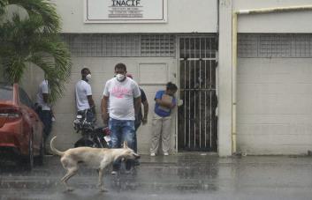 Familiares exigen respuestas sobre identificación de cadáveres tras explosión en San Cristóbal