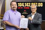 Ganador de 104 millones de pesos en la loto finalmente reclama premio Ganador de 104 millones de pesos en la loto finalmente reclama premio