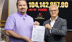 Ganador de 104 millones de pesos en la loto finalmente reclama premio