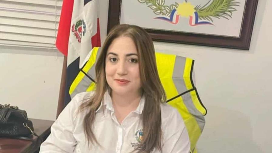 Directora de distrito municipal de Guayabal agrede a policía en destacamento El Puñal de Santiago