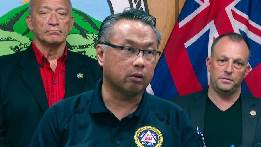 Dimite el responsable de emergencias de Maui tras recibir críticas por los incendios
