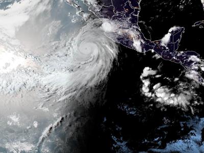 Hilary crece a huracán categoría 3 en Pacífico y se dirige a península de Baja California