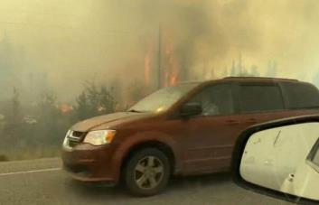 Escape de Yellowknife: evacuados huyen de los incendios forestales en Canadá