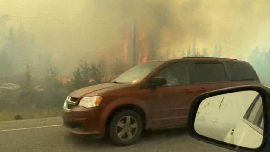 Escape de Yellowknife: evacuados huyen de los incendios forestales en Canadá