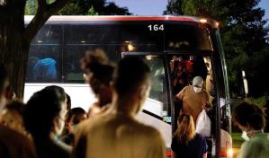 El Gobierno de Texas envía un autobús con 40 inmigrantes a Los Ángeles