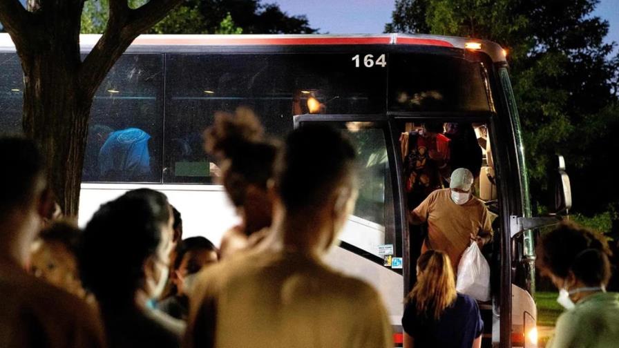 El Gobierno de Texas envía un autobús con 40 inmigrantes a Los Ángeles