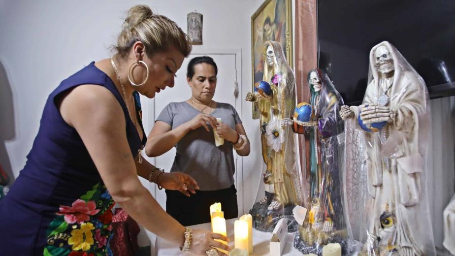 El culto a la Santa Muerte gana adeptos en EE.UU. entre comunidades latinas