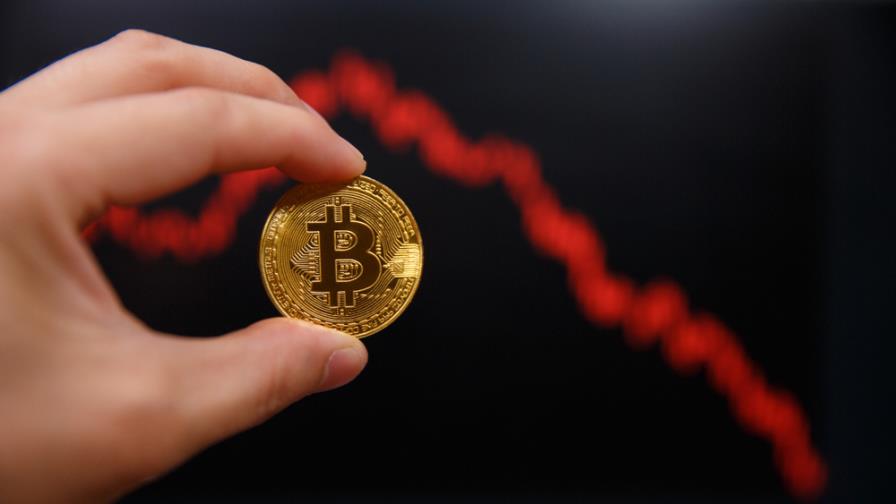La criptomoneda Bitcoin baja más de un 6 % y cae hasta los 26,000 dólares