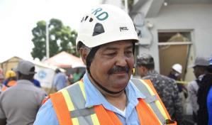 Con cuatro días sin ir a su casa, bombero trabaja sin descanso en zona de explosión en San Cristóbal