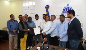 Diputados entregan cheque de RD$2,000,000 para afectados de la tragedia de San Cristóbal