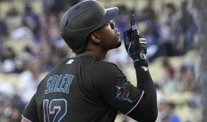 Alcántara permite tres cuadrangulares solitarios en la victoria