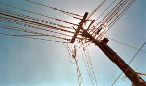 Hombre se electrocuta al intentar cortar cable con una hoja de segueta