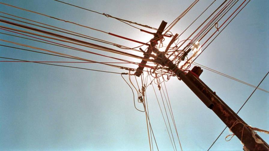Hombre se electrocuta al intentar cortar cable con una hoja de segueta