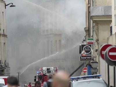 Al menos un muerto en incendio de viviendas en París