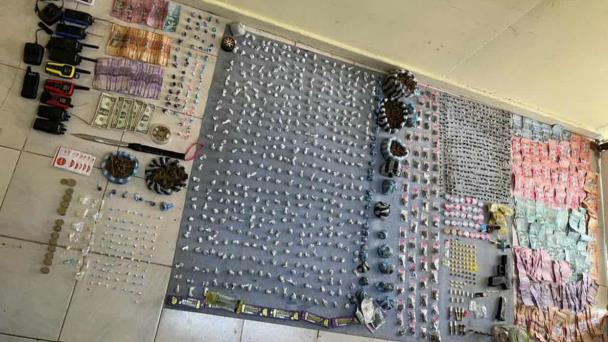 Arrestan cinco personas y ocupan drogas, arma de fuego y dinero en allanamientos en Punta Cana