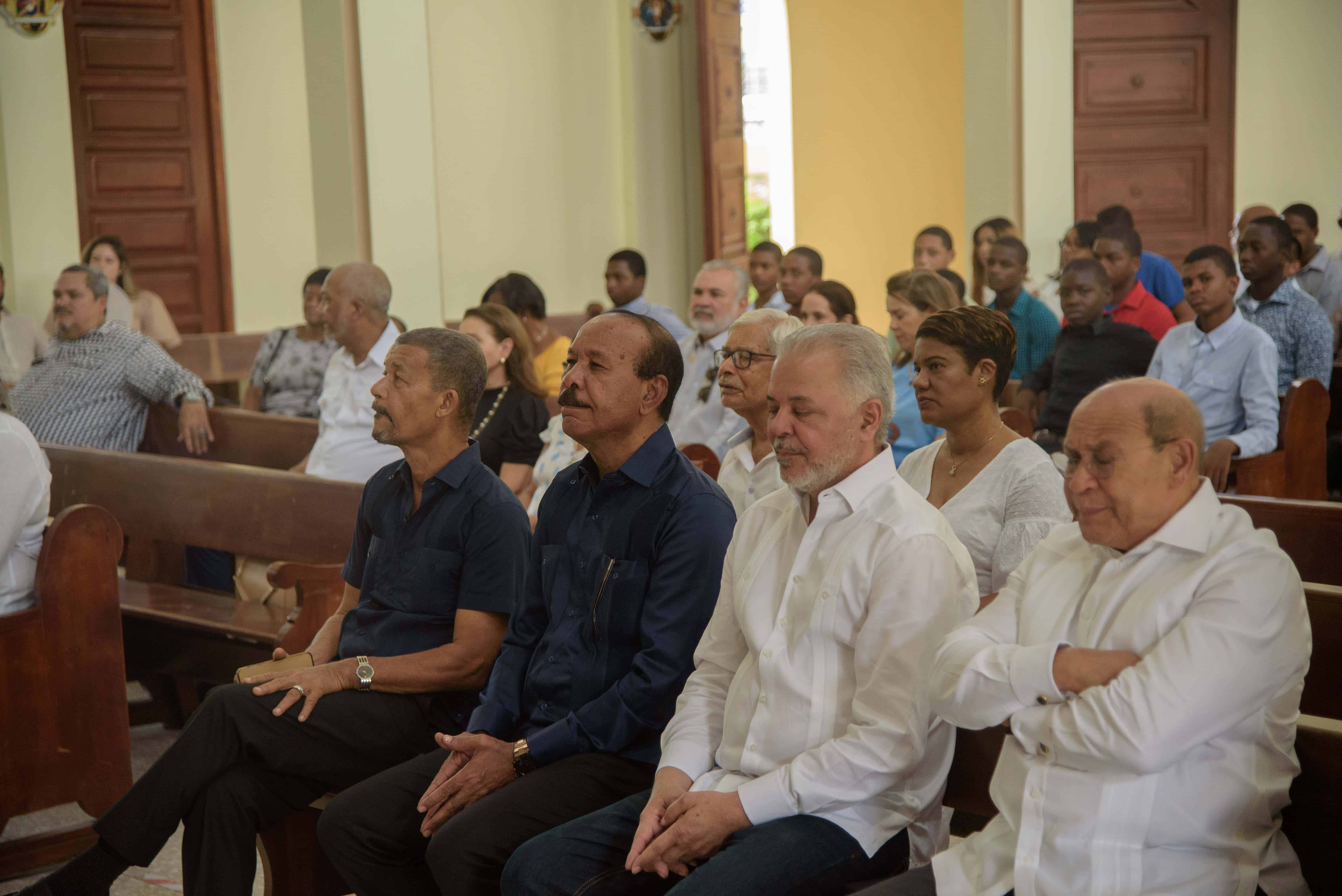 El alcalde José Montás, la gobernadora Pura casilla y el director del Infotep, Rafael Santos, participron de una misa oficiana po el obispo de Baní  