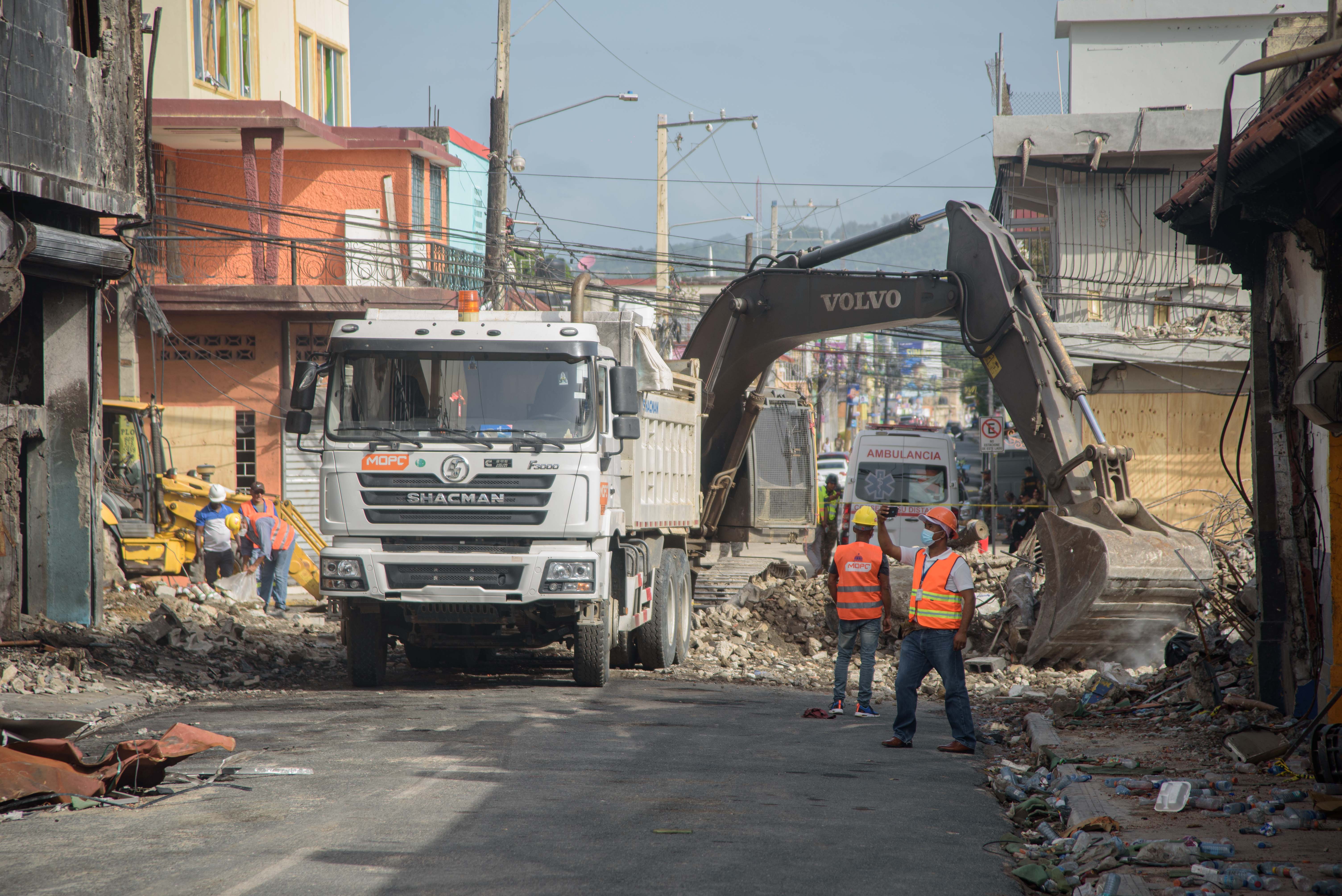 Camiones de Obras Públicas recogen los escombros