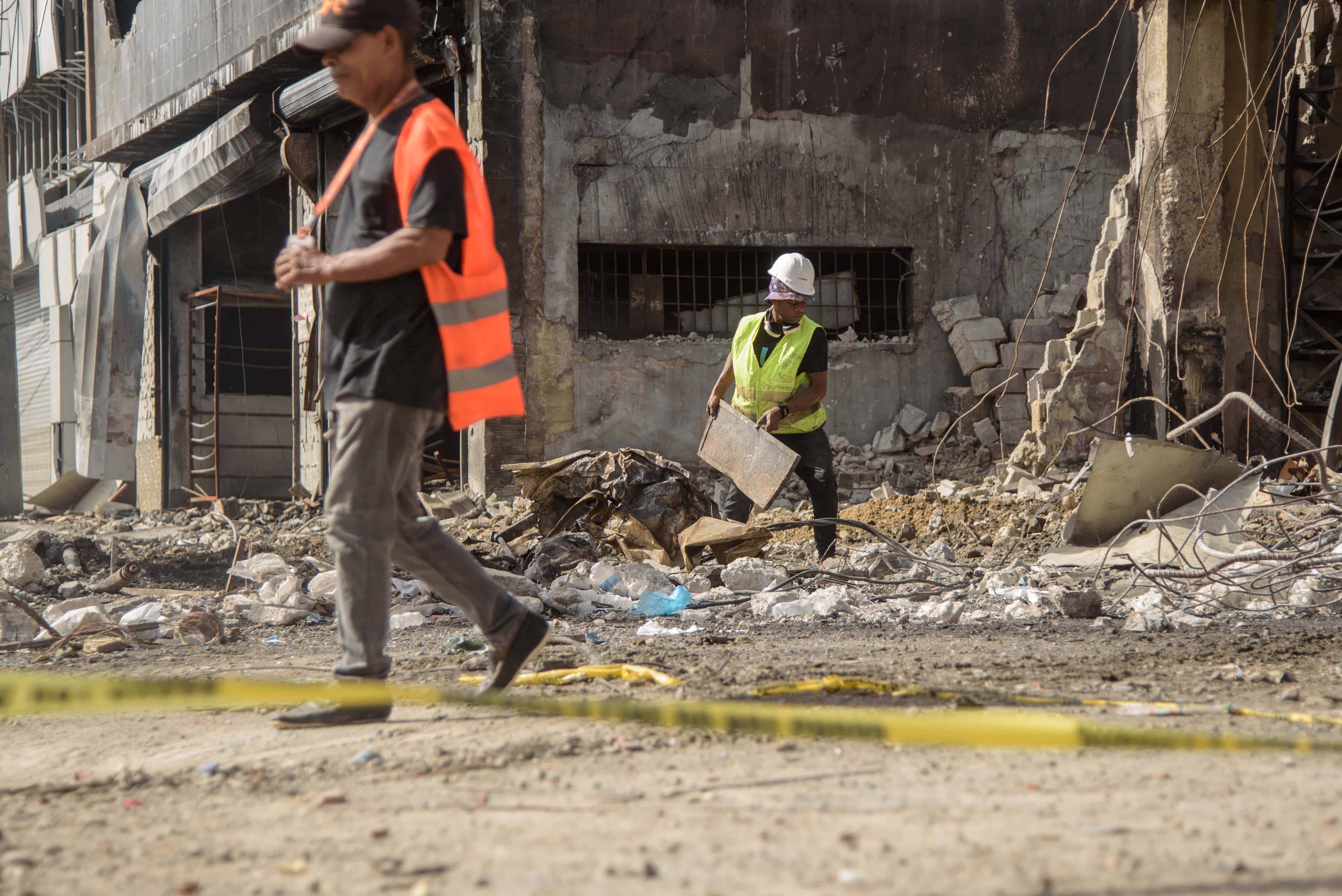 Ayer se mantenia el personal de varias instituciones en el lugar de la explosión 