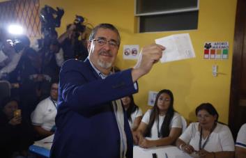 El candidato presidencial Arévalo, líder en las encuestas, emite su voto en Guatemala
