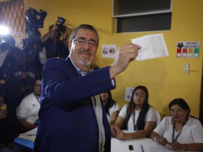 Candidato presidencial Arévalo emite su voto en Guatemala