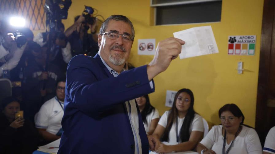 El candidato presidencial Arévalo, líder en las encuestas, emite su voto en Guatemala