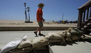 Hilary, muy cerca de Baja California, se debilita a tormenta tropical